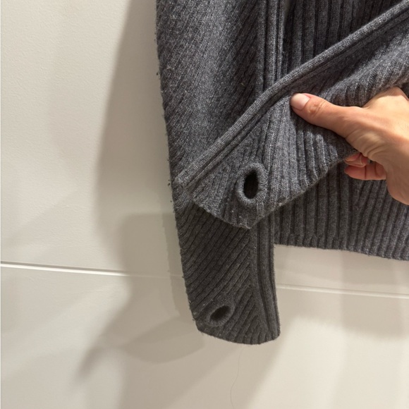 Aether luxury brand gray wool/cashmere sweater with hood and thumb holes - Picture 4 of 8